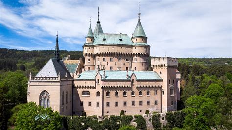 Tematické foto: Bojnický zámok v jesennom/jarnom slnku s parkom