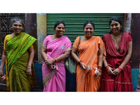 farebná scéna z filmu Bride & Prejudice s indickými ženami v sárí