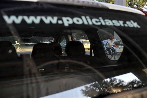 ilustrácia zobrazujúca policajné vyšetrovanie