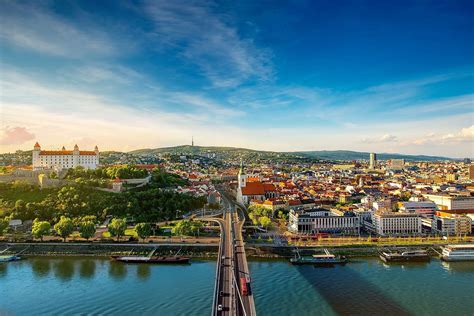 panoráma Budapešti s Dunajom a parlamentom