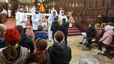 Ilustračné foto slávnostnej svätej omše v slovenskej bazilike s prítomnosťou biskupov a kňazov v liturgických rúchach