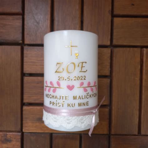 Detail krstnej sviečky a bielej košieľky