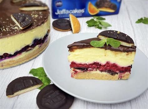 Schéma skladania torty s vrstvami piškóty, krému a ganache