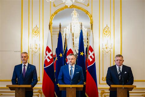 Skupina kolegov pri spoločnom obede