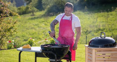 Muž griluje na záhrade
