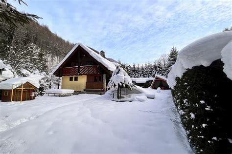 Zimná panoráma Malej Fatry a zasnežené horské chaty v okolí obce Belá