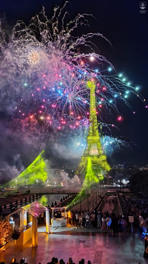 Tematické foto Paríža so svetelnou výzdobou a Eiffelovou vežou v noci