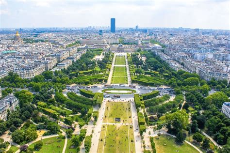 Panoramatický pohľad na Eiffelovu vežu z Champ de Mars