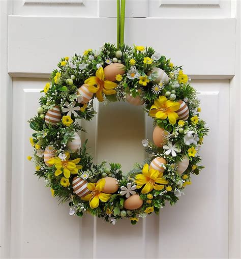 Veľkonočný veniec s prepeličími vajíčkami a LED svetielkami