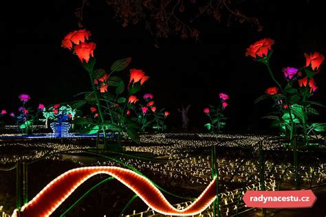Ilustrácia svetelnej záhrady na paláci Wilanów s farebnými LED sochami.