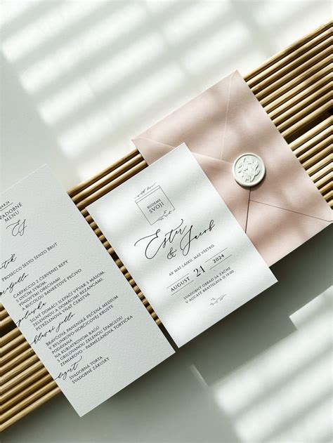 ukážka dizajnu promočného oznámenia na matnom papieri s elegantným písmom