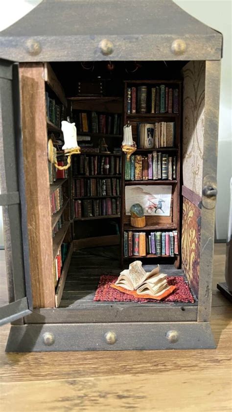 ukážka detailného knižného kútika (book nook) medzi knihami