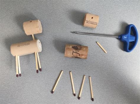 ilustrácia snehuliaka z korkovej zátky