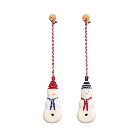 ilustrácia snehuliakov namaľovaných na vianočných guľiach