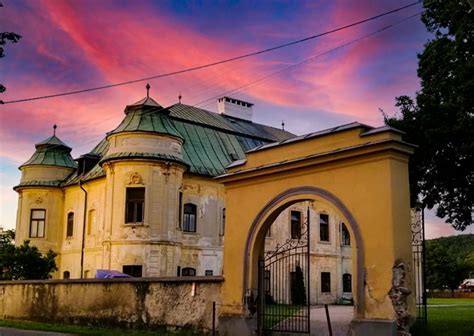fotografia z osláv výročia obce s bohatým kultúrnym programom a účasťou občanov