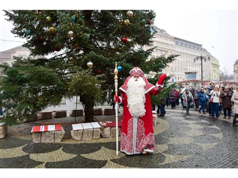 Vizualizácia Deda Mráza s baranicou a kožuchom, ktorý prináša darčeky.