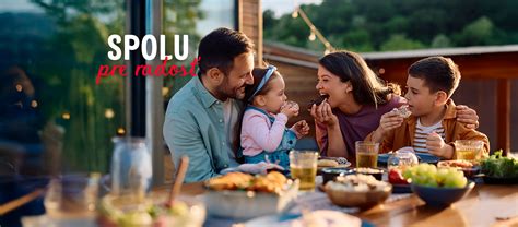 Fotografia rodiny vychutnávajúcej si jedlo z KFC