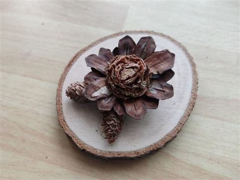 Dekorácia z lupienkov šišiek pripomínajúca kvet