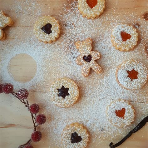 fotografia lineckých koláčikov zlepených džemom a posypaných cukrom