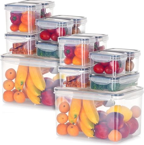 fotografia rôznych dóz a krabíc na uskladnenie pečiva