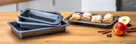 sada rôznych plechov a silikónových foriem na pečenie