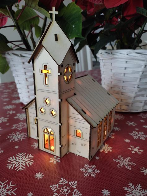 Detailne zdobený medovníkový kostolík s cencúľmi a snehom