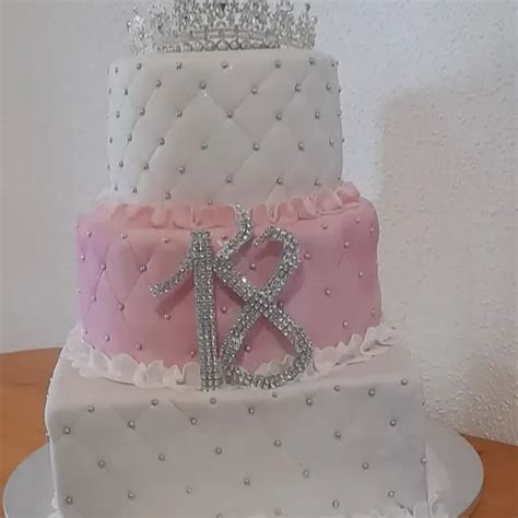 Elegantná narodeninová torta k 18. narodeninám s jemným zdobením a číslom 18