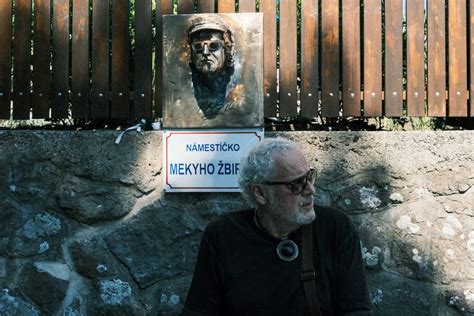Tematické foto: rozosmiaty umelec pri svojom diele