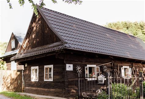 Medovniková chalúpka v procese lepenia.