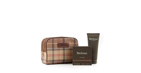 Ukážka produktov značiek Barbour, Beviro a Bellroy.