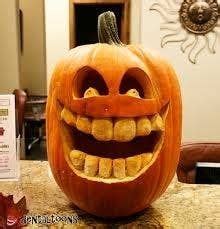 vyrezávaná halloweenska tekvica