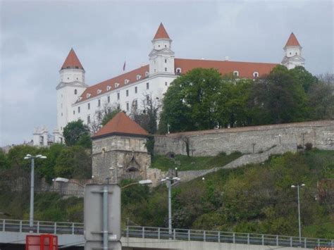 pohľad z vyhliadkovej plošiny UFO na historické centrum Bratislavy a Bratislavský hrad