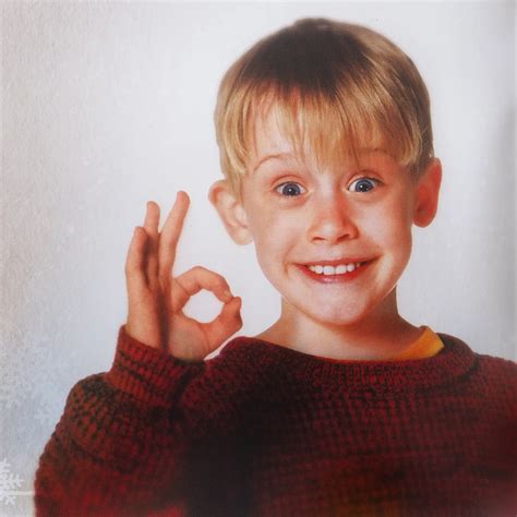 Macaulay Culkin ako Kevin McCallister v ikonickej vianočnej scéne z filmu Sám doma.