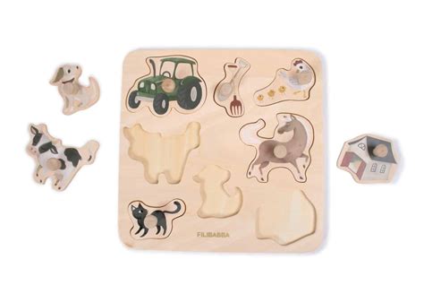 drevené puzzle s detailným spracovaním na stole
