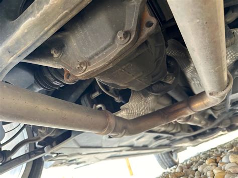 Detailný pohľad na proces vypĺňania orechovej škrupinky látkou a výplňou pomocou lyžičky.