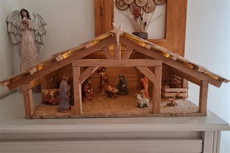 Betlehem vyrobený z ruličiek od toaletného papiera s látkovými doplnkami.