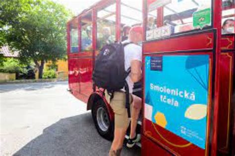 Schéma trasy kyvadlového autobusu Smolenická fčela so vyznačenými zastávkami od železničnej stanice až po jaskyňu Driny.