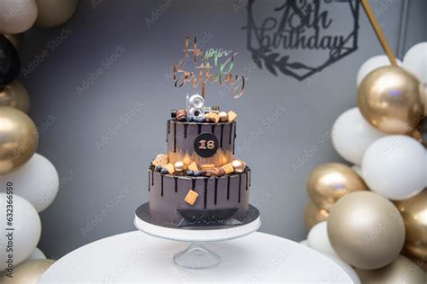 Inšpiratívna koláž fotografií moderných narodeninových tort pre 18-ročných chlapcov