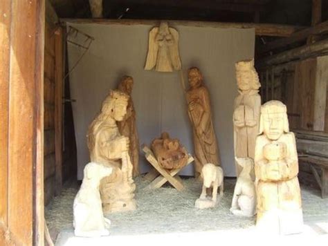 Záber na monumentálne postavy betlehema s vianočnou tematikou