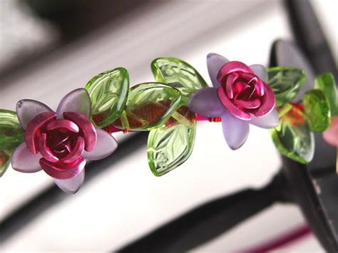 Detail čelenky z jabloneckej bižutérie so zasadenými kamienkami