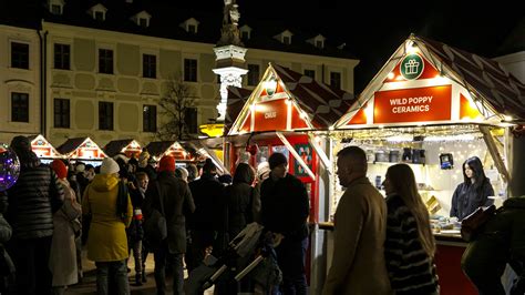 skupina ľudí v tematických vianočných kostýmoch na večierku