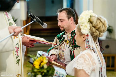 Svadobný pár v ľudových krojoch