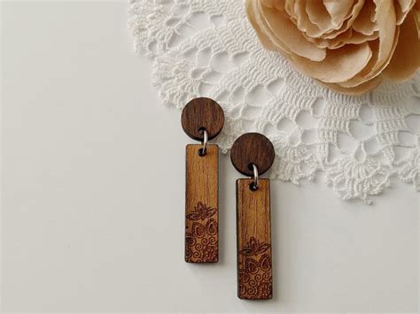 Drevené náušnice s folklórnym vzorom