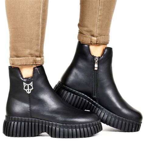 Inšpiratívna koláž rockových outfitov kombinujúca kožené prvky, denim a štýlové doplnky
