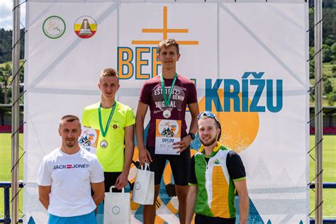 Fotografia z komunitného športového podujatia znázorňujúca dekorovanie víťazov v rámci lokálnych osláv