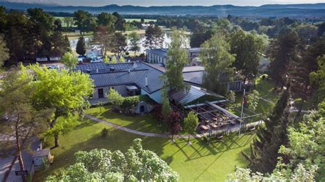 Panoramatický pohľad na MERIDIANA Bojnice rezort s jazierkom a zeleňou