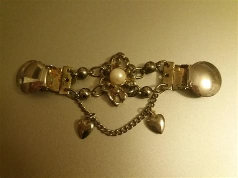 Starožitný rodinný šperk alebo vyšívaná vreckovka