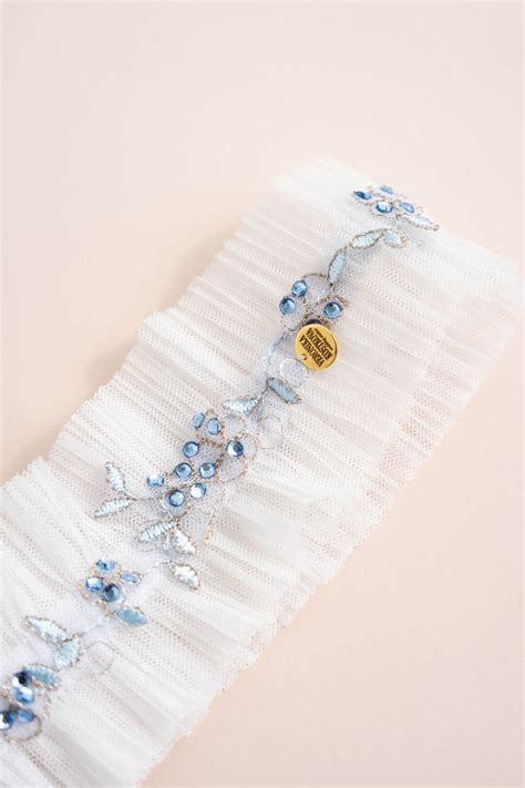 Modrý svadobný podväzok a modrá stuha na kytici