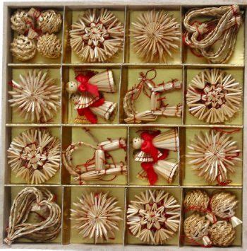 slamené vianočné ozdoby a sušené ovocie