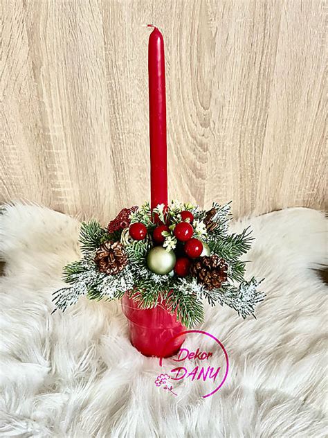 Vianočná ikebana v pohári s dekoráciami a sviečkou